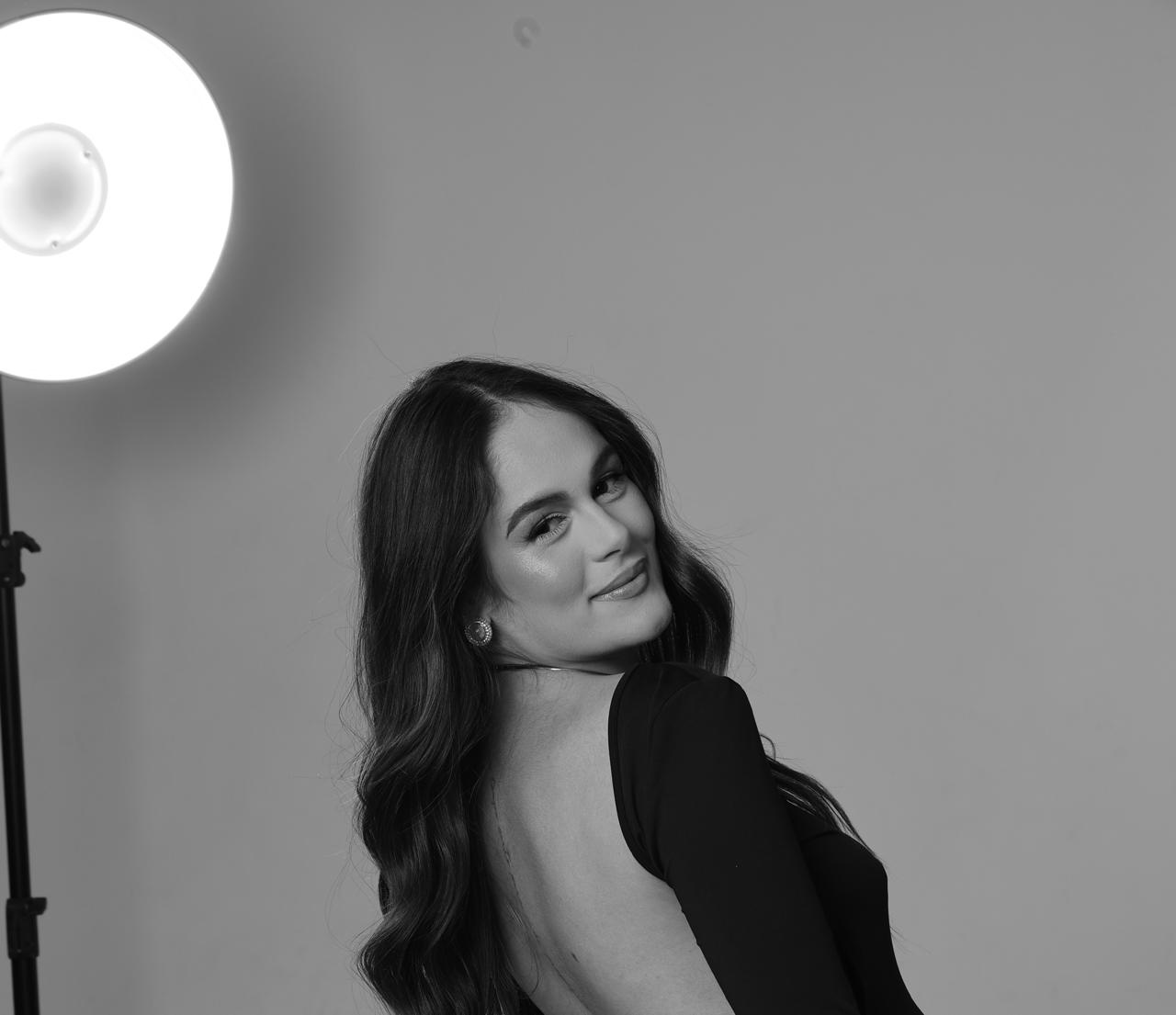 Caroline, fundadora da Cherie Cosméticos, em ensaio fotográfico